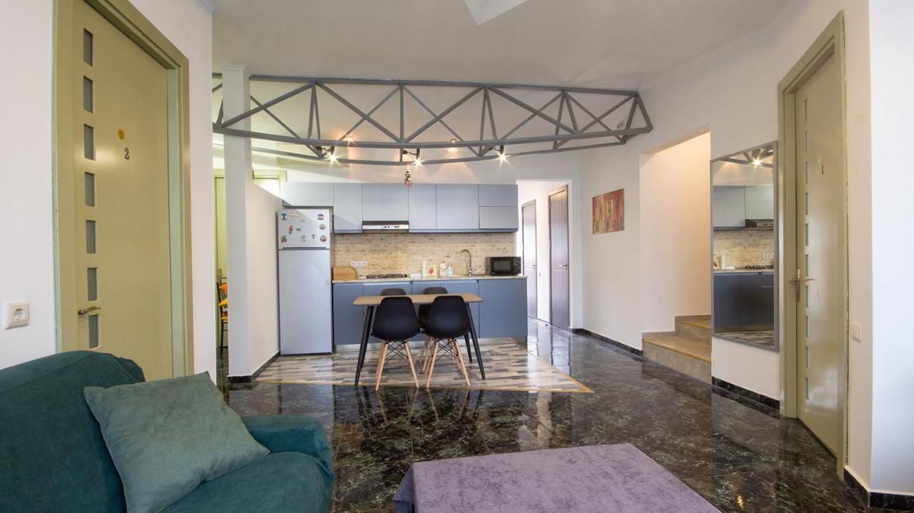 4 Bedroom Apartment On Liberty Square Тбілісі Екстер'єр фото