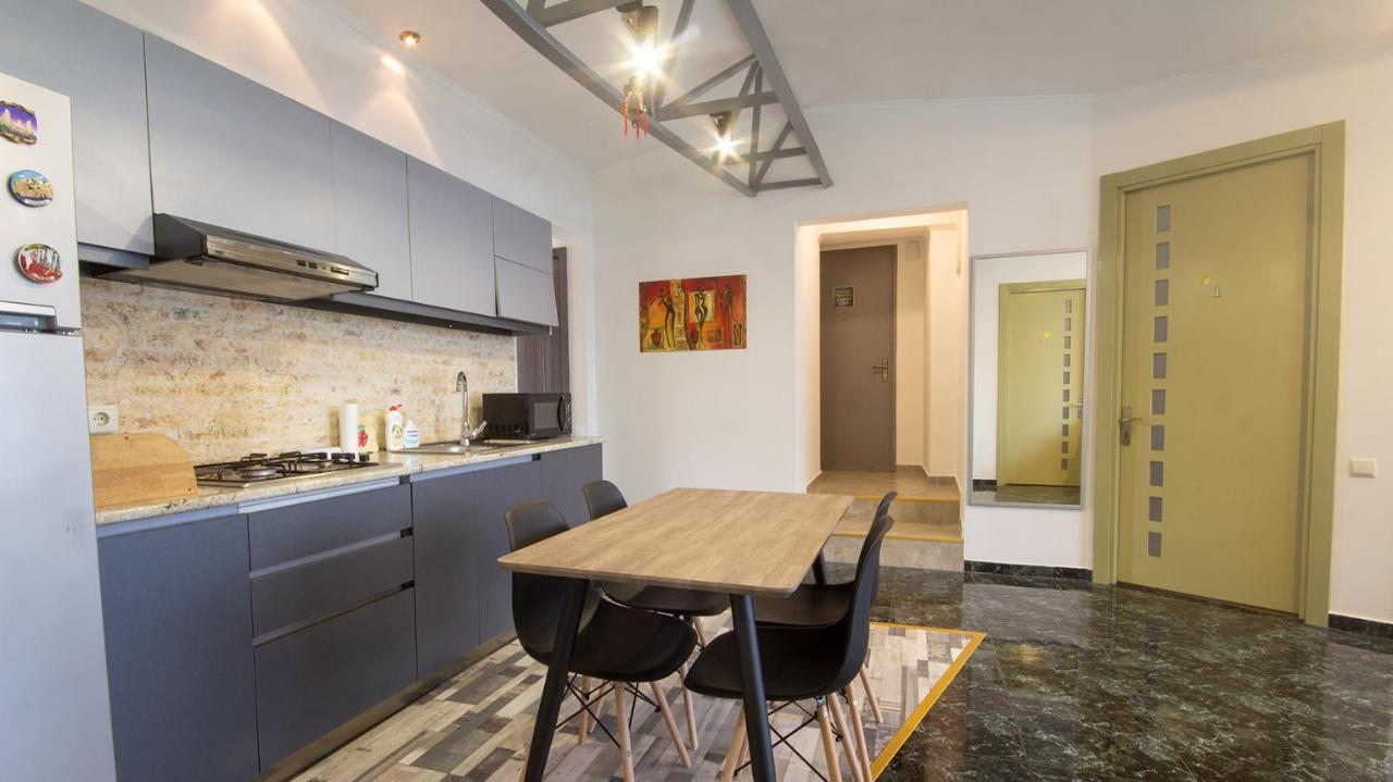4 Bedroom Apartment On Liberty Square Тбілісі Екстер'єр фото